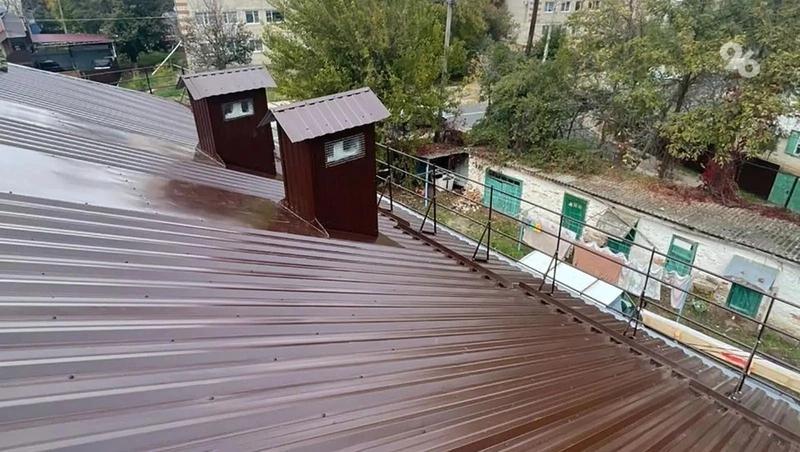 В Кочубеевском округе обновили кровлю двух старых двухэтажек