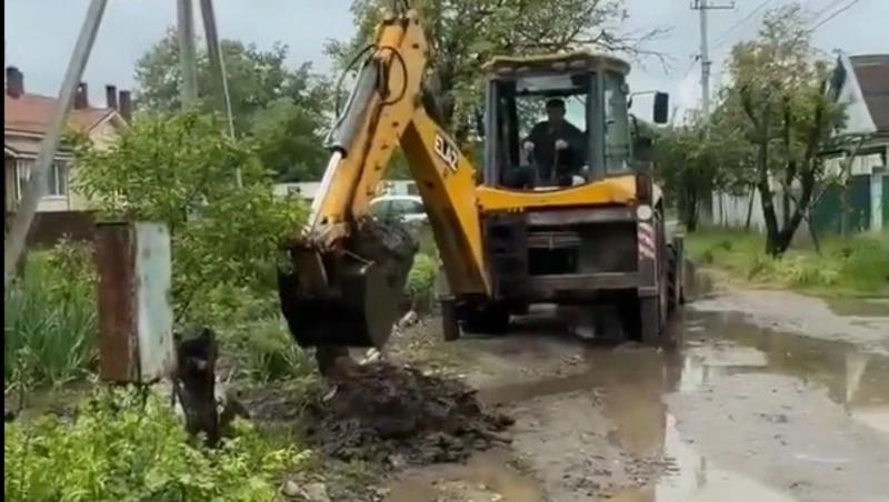 В Невинномысске чинят электросети и откачивают воду от домов после дождей