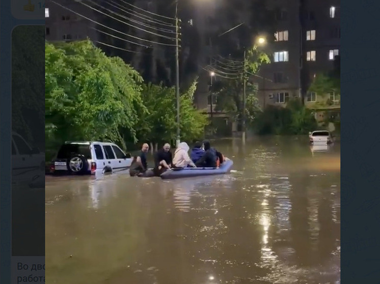 В Невинномысске откачивают воду из подвалов и дворов, перекрыто движение по улице Водопроводной