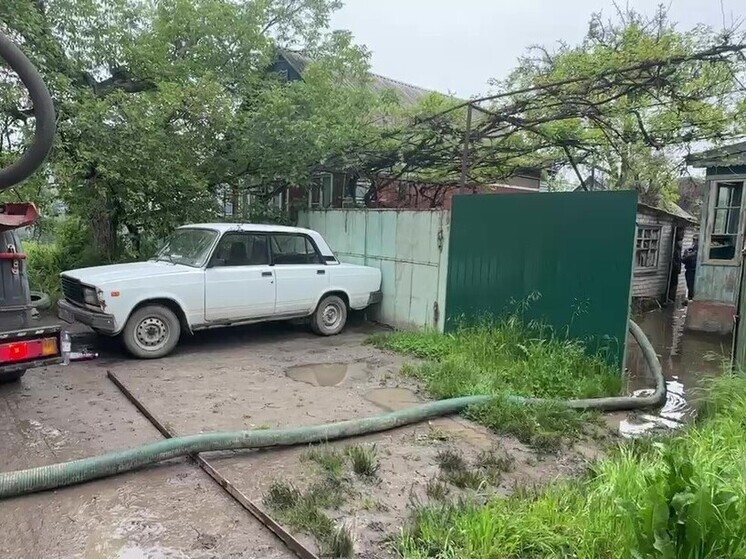 В Невинномысске продолжают ликвидировать последствия подтопления частного сектора