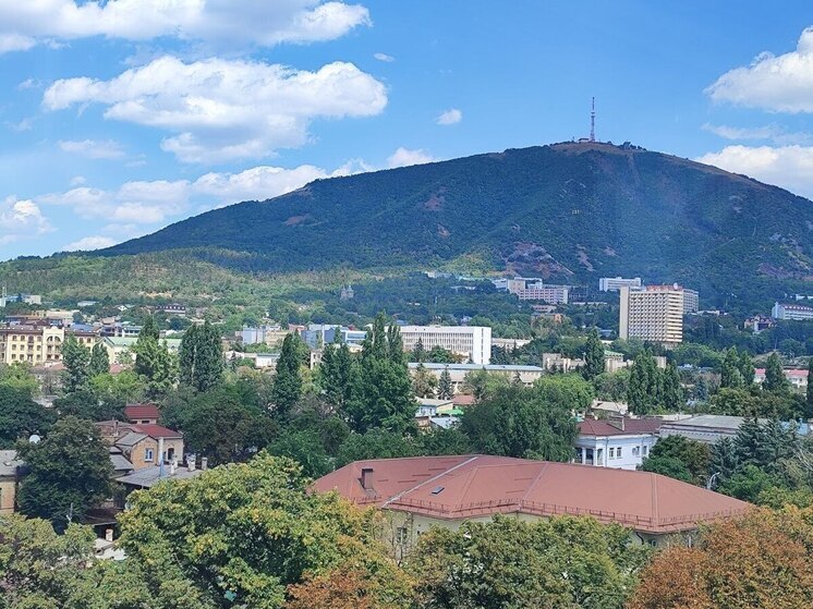 В Пятигорске ремонтируют каменную лестницу, ведущую к памятнику В.И. Ленину