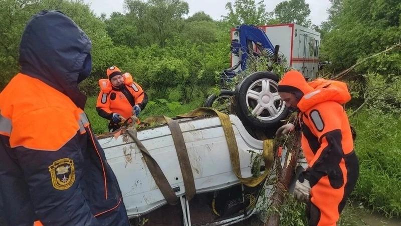 В Предгорье водолазы достали из реки Тамлык пустую легковушку