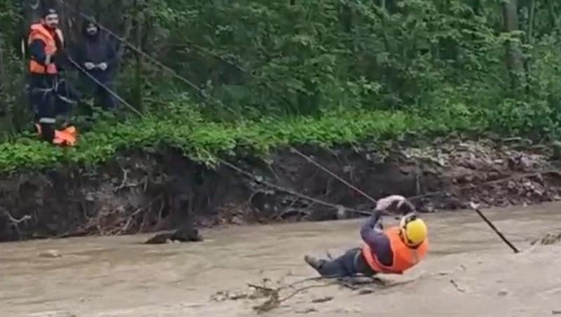 В Северной Осетии спасатели вызволили из водяной ловушки троих человек