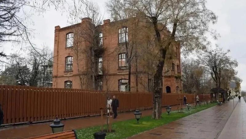 Здание бывшей мужской гимназии в Кисловодске выставили на торги в шестой раз